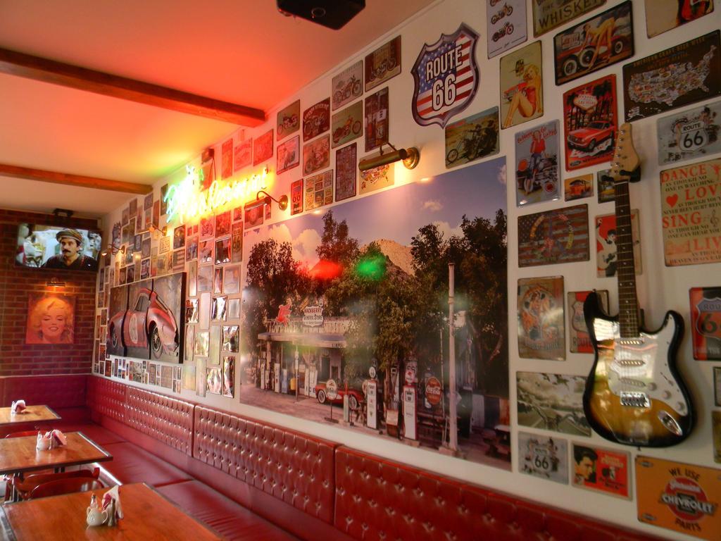 Prohibicja Peter'S Pub Motell Mikołajki Exteriör bild