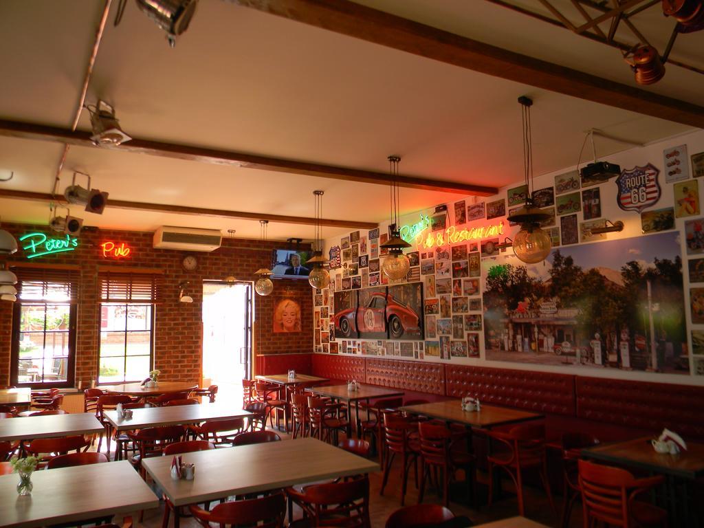 Prohibicja Peter'S Pub Motell Mikołajki Exteriör bild